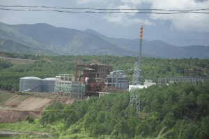<p>云南大理州剑川县一个年产20万吨的硫酸厂已经进入主体安装阶段。图片来源：赵亮</p>