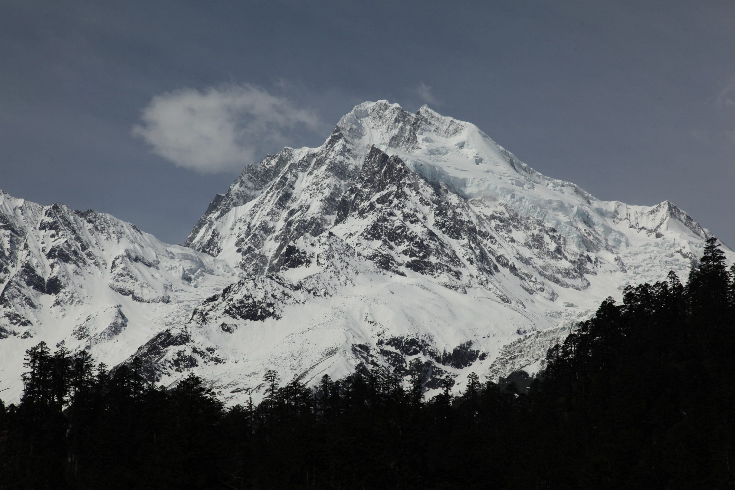 <p>横断山脉贡嘎山主峰海洋性冰川</p>