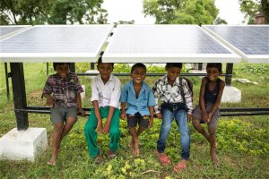 <p>印度儿童坐在太阳能板下。图片来源：<a href="http://www.greenpeace.org/india/en/What-We-Do/Energy-Revolution/solarise/">Greenpeace</a></p>