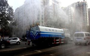 A municipal truck sprays water in Zhengzhou, but the measure has irked central government, which wants cities to do more to conserve scarce supplies and tackle pollution at source. (Image by 澎湃新闻)