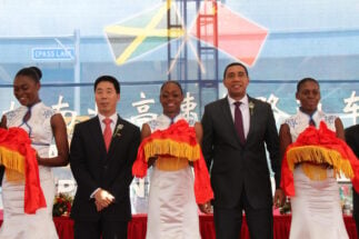 <p>O primeiro-ministro jamaicano, Andrew Holness, e o embaixador chinês na Jamaica, Niu Qingbao, em cerimônia de inaguração da Estrada Norte-Sul, em Caymanas, na Jamaica, em 2016 (imagem: Alamy)</p>