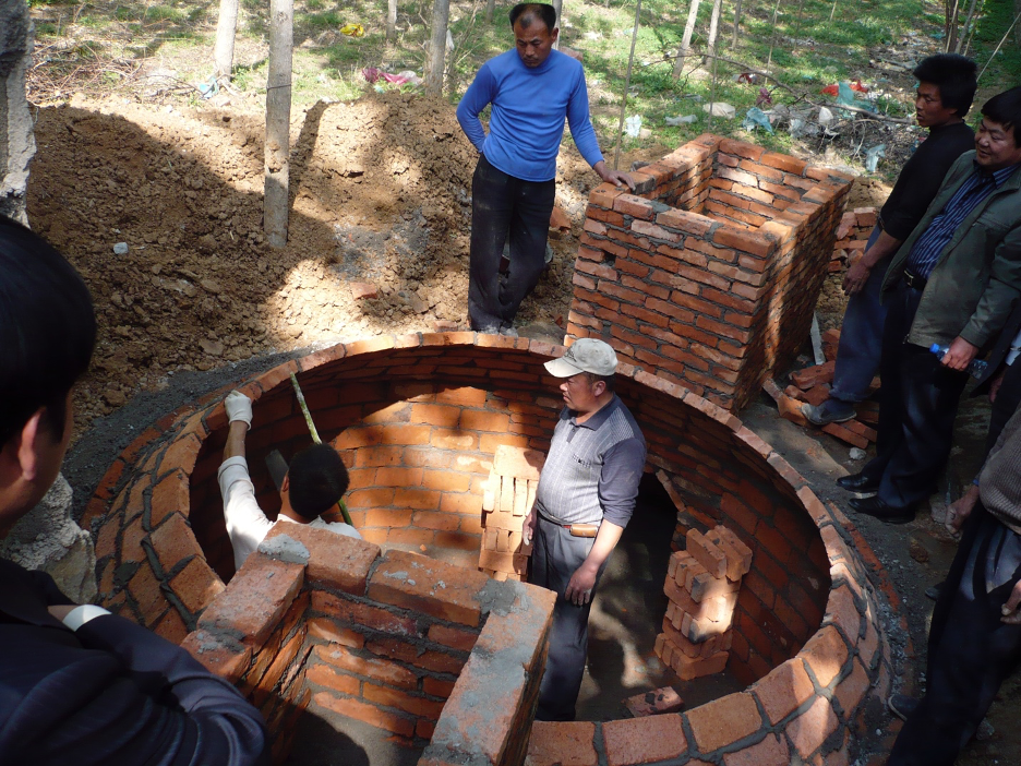 <p>Training programme in biogas digester construction in Shandong province (Image: Karen Mancl)</p>
