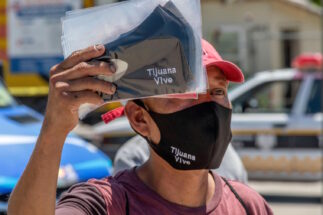 <p>Um homem vende máscaras em Tijuana, perto da fronteira EUA-México, onde os hospitais estão sobrecarregados com os casos Covid-19 (imagem: Alamy)</p>