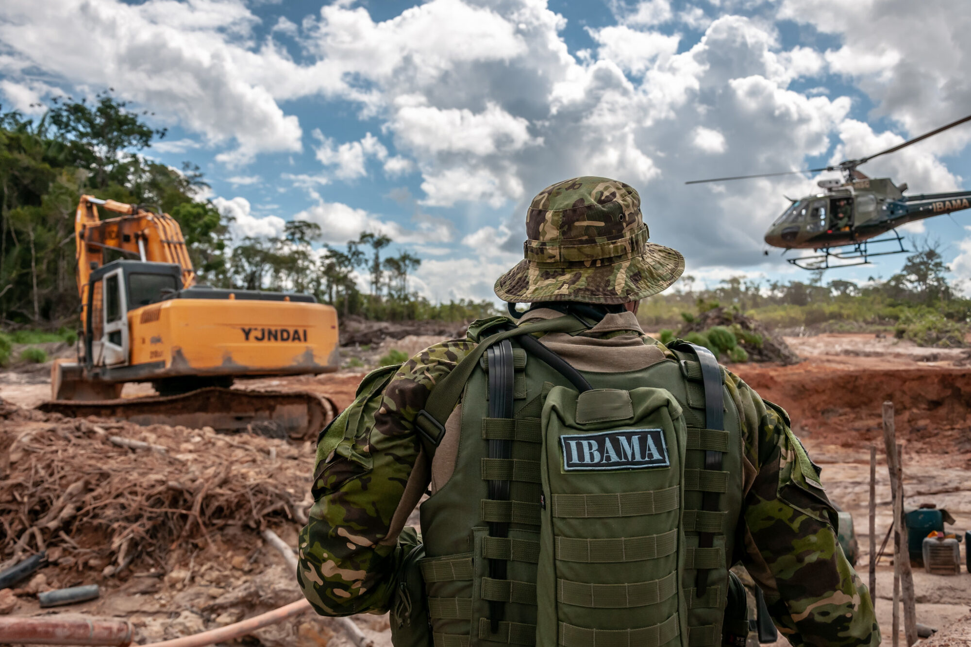 <p>IBAMA officials raid the site of illegal deforestation in 2018. The agency is experiencing further staffing shortages as a result of Covid-19 (image: <a href="https://www.flickr.com/photos/ibamagov/41737918074/in/photostream/">Vinícius Mendonça/ Ibama)</a></p>