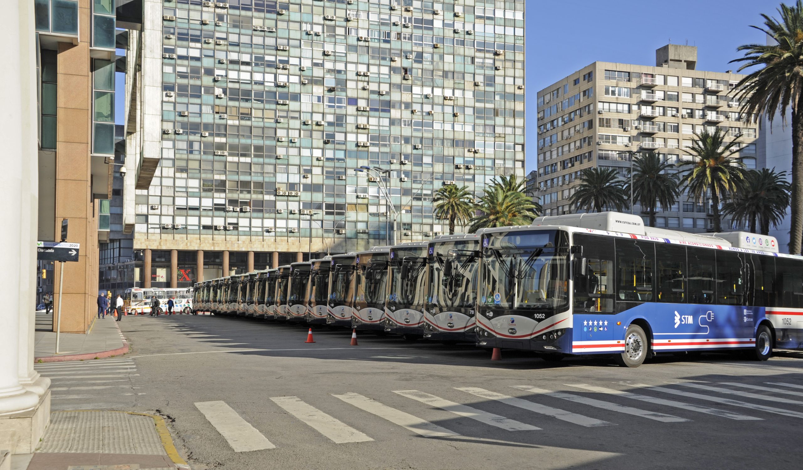 <p>Buses eléctricos chinos llegan a Montevideo, Uruguay (imagen <a href="https://www.presidencia.gub.uy/sala-de-medios/fotografias/Lacalle-Pou-inversion-buses-electricos-cuidado-ambiental-soberania-energetica-?img=11#vista-ampliada-img">Presidencia de la República Oriental del Uruguay</a>)</p>