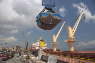 <p>Una grúa descarga fertilizantes en el puerto de Paranaguá, en el sur de Brasil. Los inversores chinos están apoyando el comercio entre China y Sudamérica con inversiones en toda la cadena de suministro (imagen: Alamy)</p>