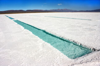 <p>Uma mina de sal na Argentina, onde projetos de lítio financiados pela China avançar mesmo com oposição das comunidades locais. (Imagem: Alamy)</p>