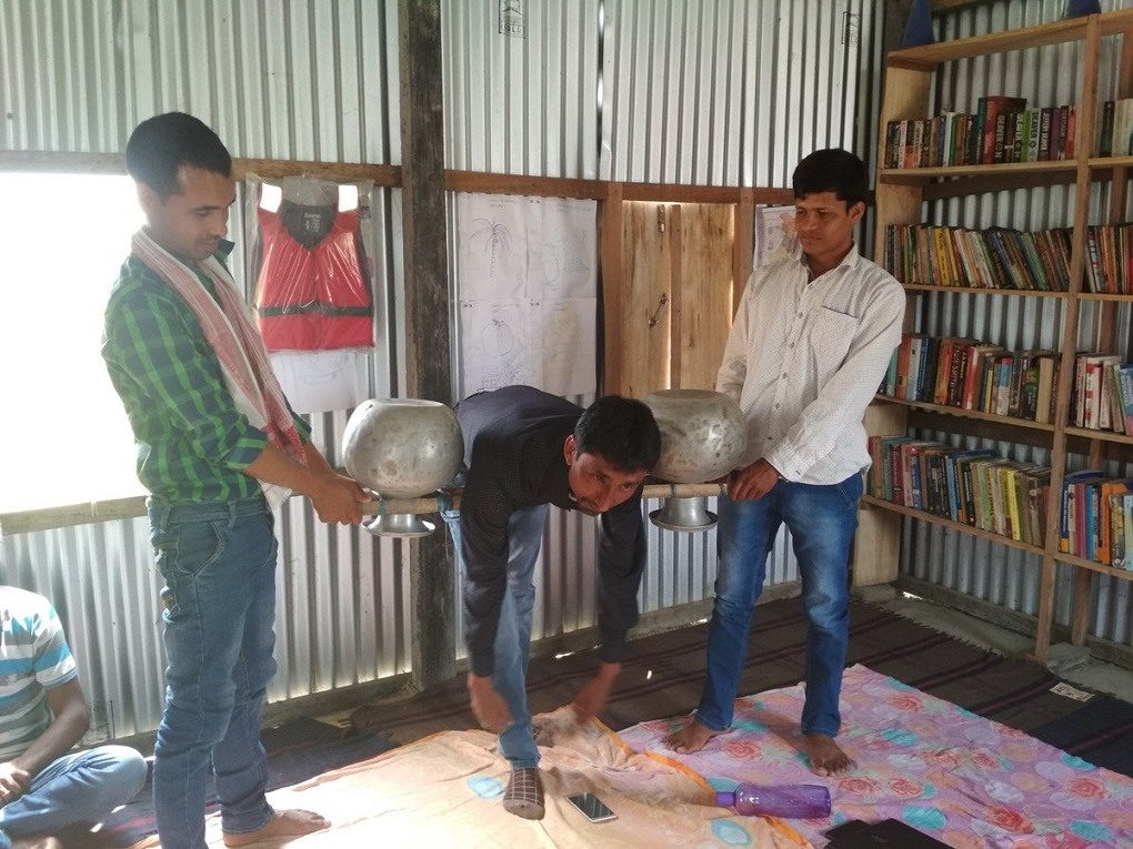 Community workers from Jorhat and the library’s catchment area showing how to use easily available materials to survive floods [image by: Abdul Kalam Azad]