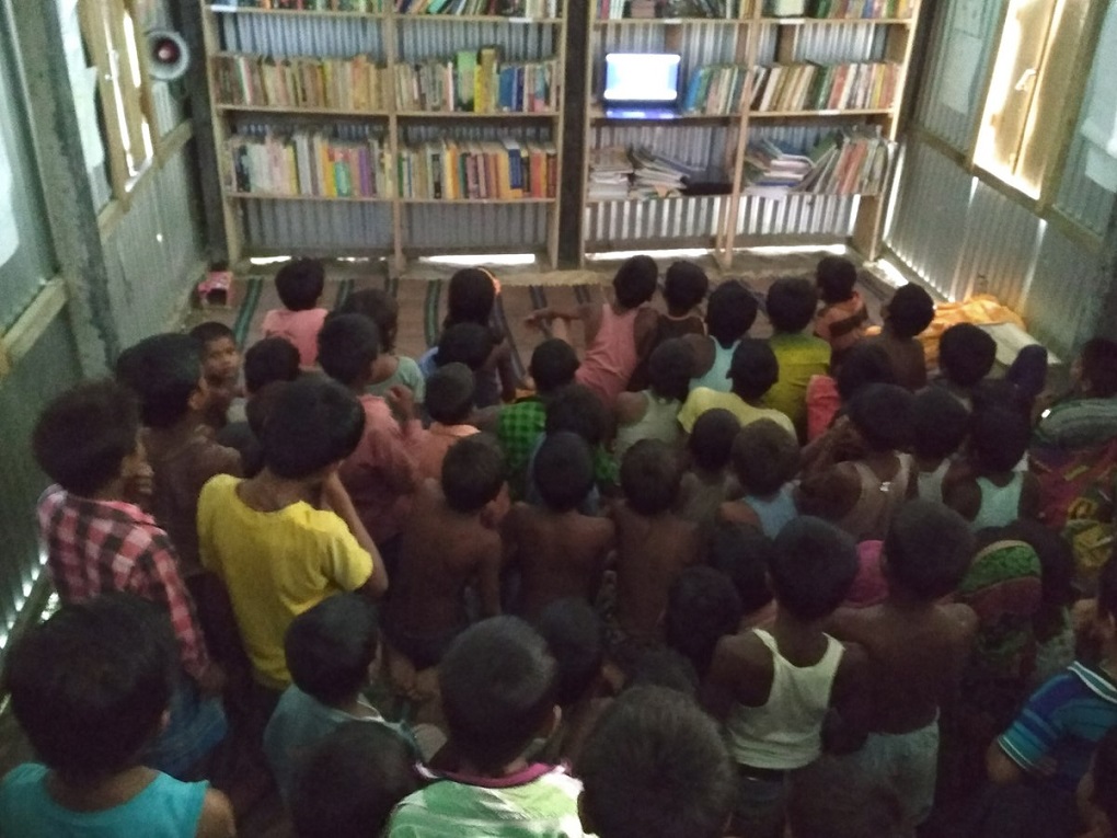 लैपटॉप पर वीडियो देखते बच्चे। ये यूनिसेफ द्वारा आपदा जोखिम में कमी और बाल संरक्षण पर तैयार किए गए एनिमेटेड वीडियो हैं। [image by: Abdul Kalam Azad]