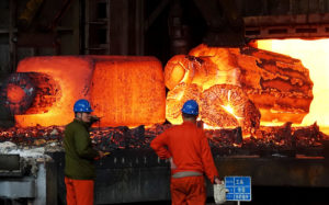 <p>大连的一个钢铁厂生产线。图片来源：Alamy</p>