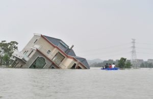 <p>今年7月，江西上饶市鄱阳县油墩街镇遭遇了严重的洪水灾害。图片来源：Alamy</p>