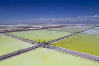 <p>Lagoas de evaporação de salmoura da SQM, a segunda maior empresa de lítio do Chile (Image SQM).</p>