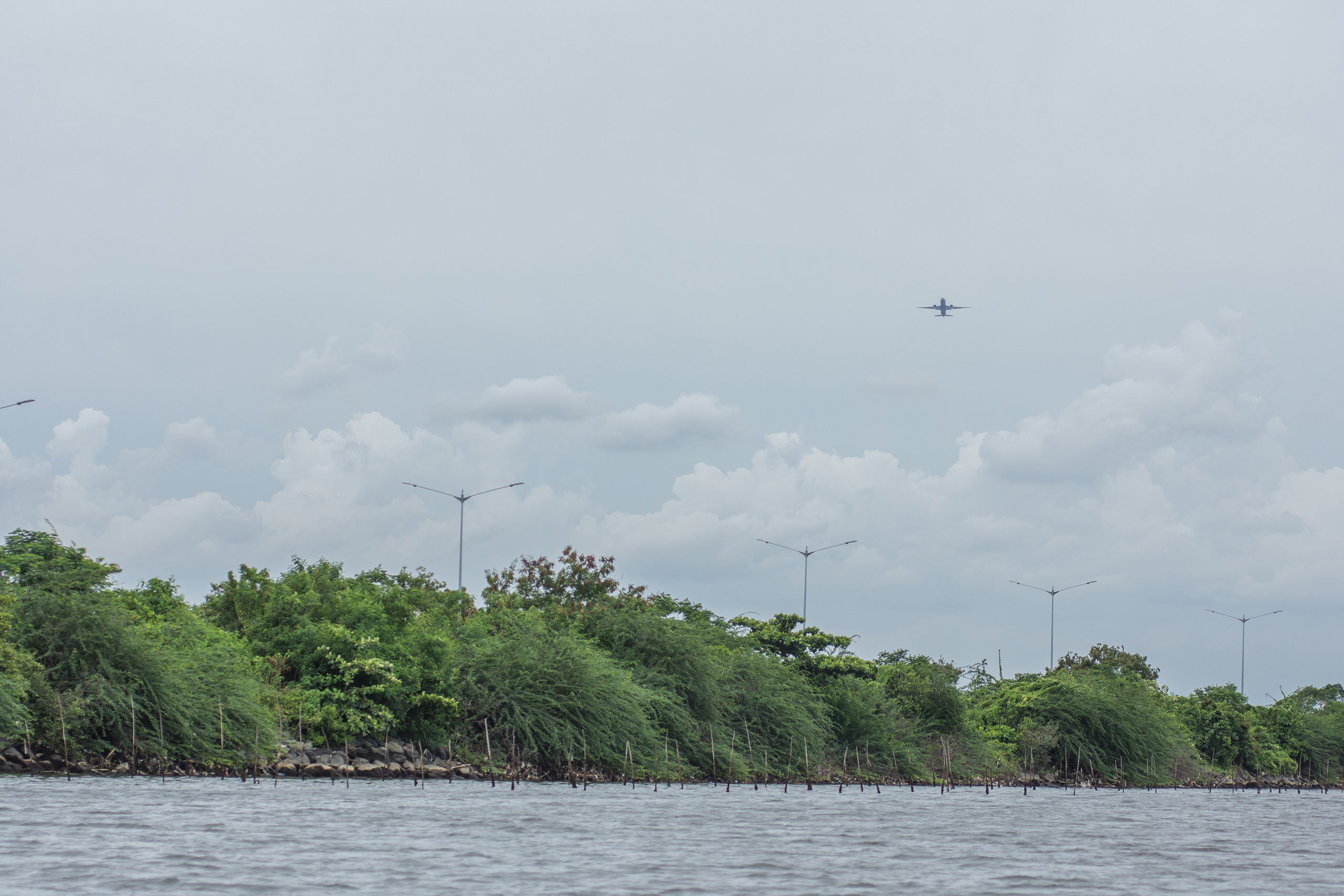 <p>一架飞机从拥挤的马尼拉国际机场起飞，飞跃甲米地上空，新机场就计划建在甲米地。图片来源：Jervis Gonzales / 中外对话</p>