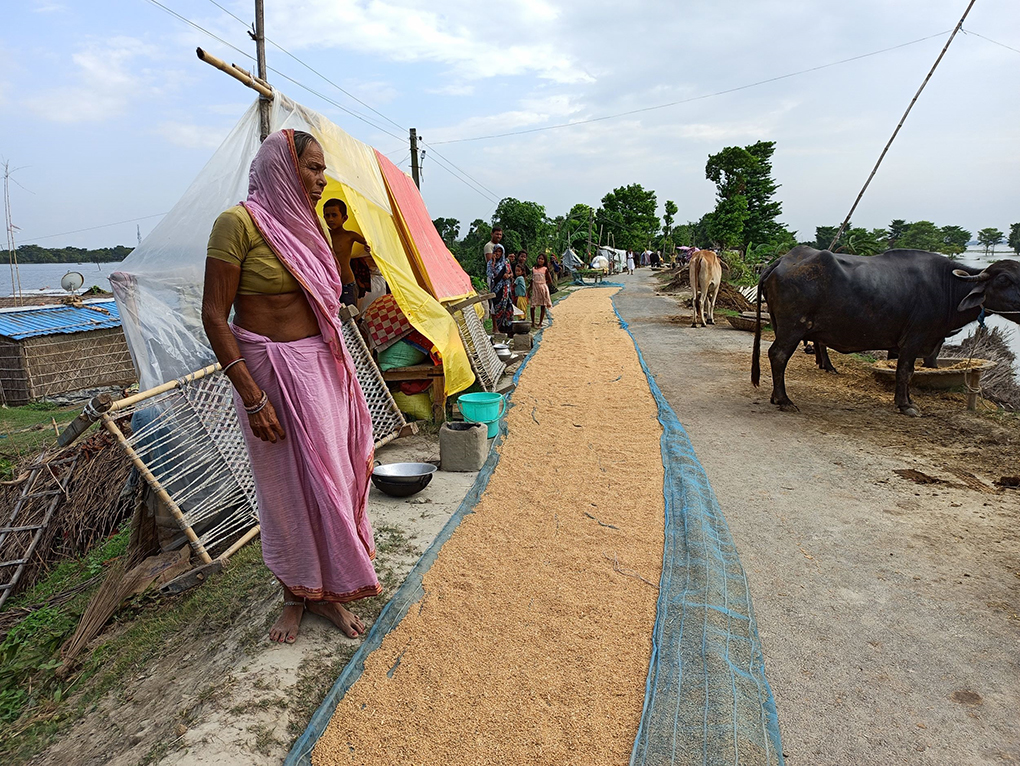 तटबन्ध पर भवानीपुर के बाढ़ पीड़ित [Image by: Manoj Singh]