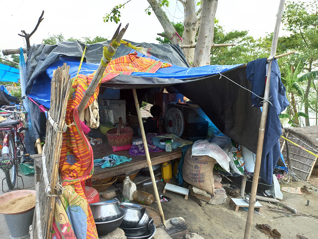 बाढ़ से सूखी गन्ने की फसल [Image by: Manoj Singh]