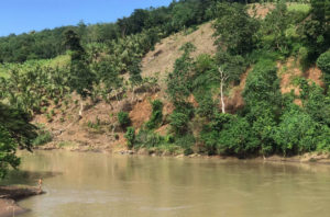 <p>菲律宾南部棉兰老岛的普兰吉河上计划兴建一座250兆瓦的水电站。图中河段将会受到该电站的影响。图片来源：基巴韦市政府规划发展办公室</p>