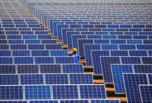 <p>中国太阳能公司耀威科技在2019年时表示将在津巴布韦建立太阳能电池板生产厂，扩大非洲市场供应。图片来源：Sylvia Buchholz / Alamy</p>