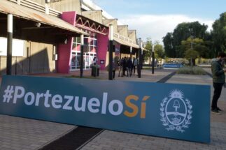 A banner in the street that reads 'Portezuelo si'