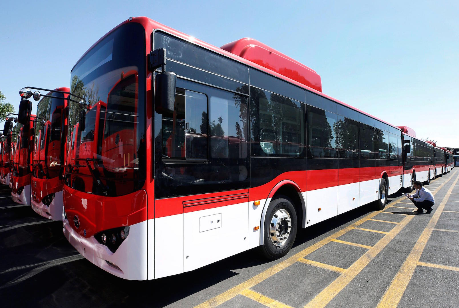 <p>La nueva flota de buses eléctricos de Santiago, fabricada por la china BYD, llega a Santiago (imagen: Alamy)</p>