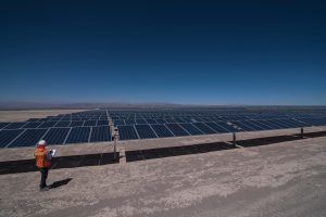 <p>Um parque solar no deserto de Atacama do Chile (imagem: Felipe Cantillana / Imagem do Chile)</p>