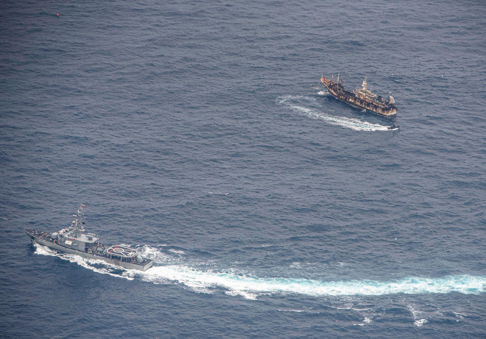 <p>A marinha equatoriana cerca uma embarcação chinesa suspeita de pescar lulas gigantes ilegalmente (imagem: Alamy)</p>