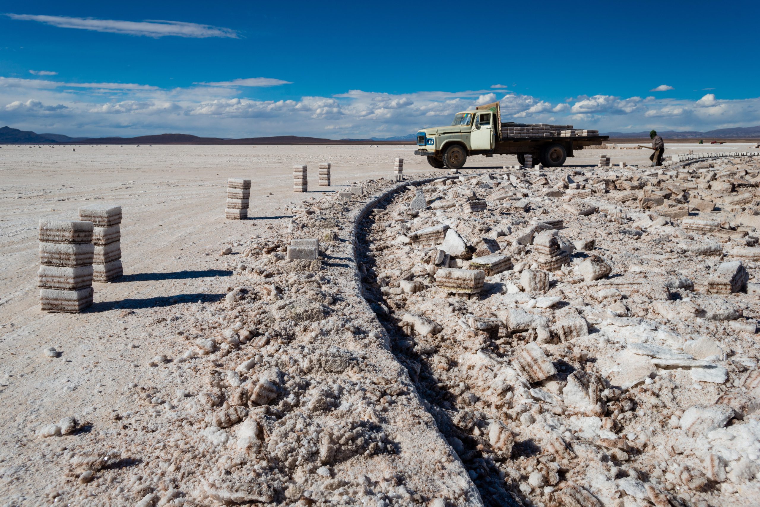 camión minero de Lithium en el Salar de Uyuni en Bolivia