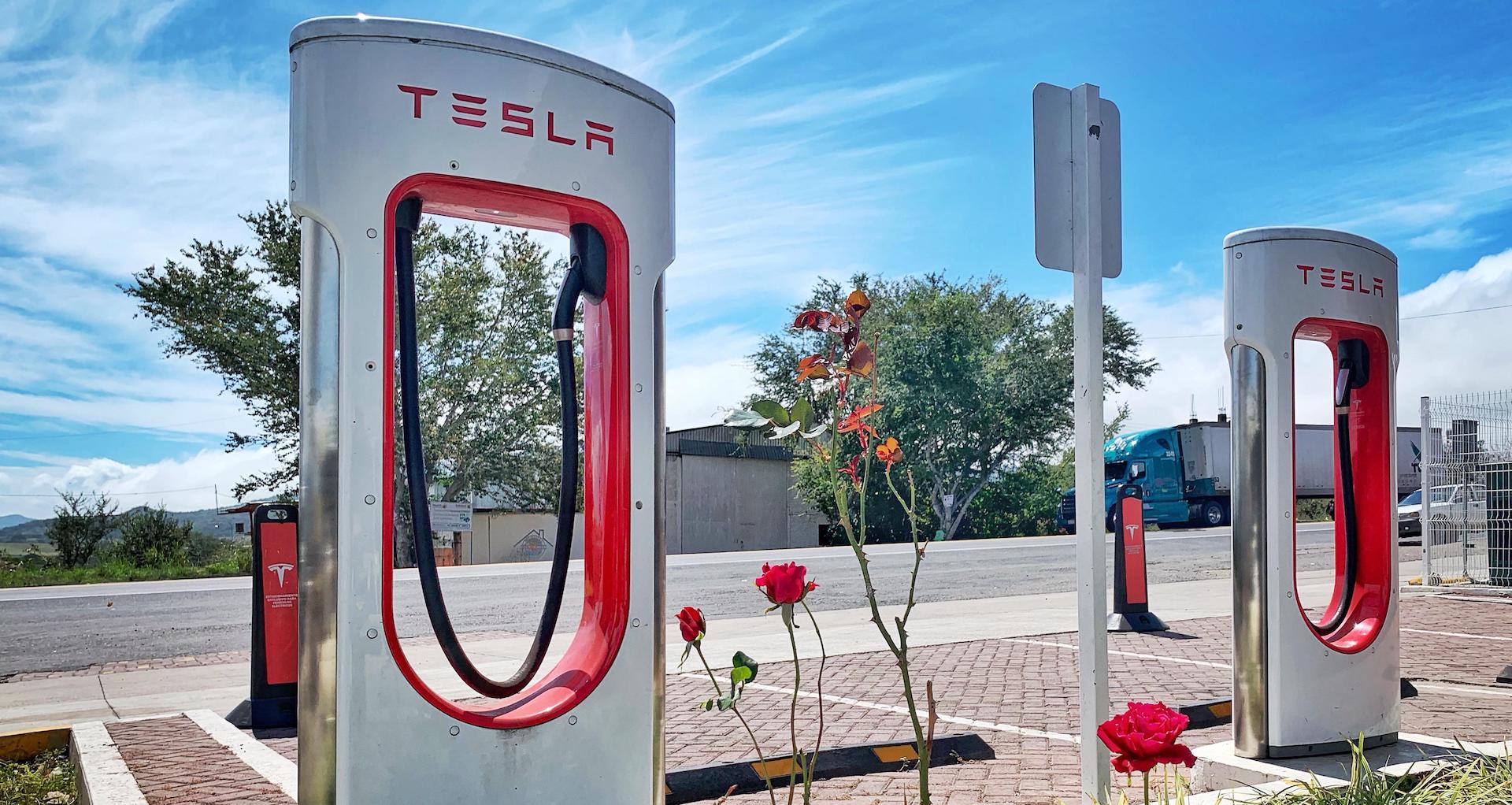 <p>Una estación de carga Tesla en México, donde Ganfeng Litio de China va a reciclar baterías usadas de vehículos eléctricos (imagen: Alamy)</p>