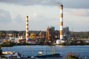 <p>古巴西恩富戈斯省（Cienfuegos）的卡洛斯·曼努埃尔·德·塞斯佩德斯热电厂（Carlos Manuel de Cespedes）。图片来源：Alamy</p>