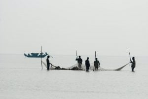 <p>一艘渔船在孟加拉湾的孟加拉国专属经济区（EEZ）作业（供图：穆罕默德·阿尔久）</p>