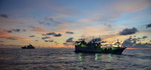 <p>US and Australian authorities board the <em>Jinn Hsing Tsai No. 3</em> in the Philippine Sea to ensure its compliance with fisheries regulations (Image: Alamy)</p>