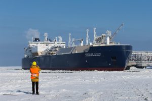 <p>俄罗斯萨贝塔港亚马尔液化天然气项目的一艘北极为北极之旅准备就绪。图片来源：Alamy</p>