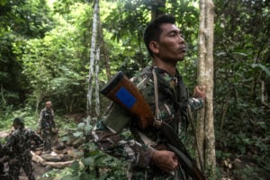 <p>由护林员组成的精锐小队在泰国塔弗拉亚国家公园（Ta Phraya National Park）巡逻，这是一场旷日持久的血腥斗争的一部分，目的是防止非法采伐和贩运越来越稀有的暹罗玫瑰木。图片来源：<a href="https://www.lukeduggleby.com/">Luke Duggleby</a></p>