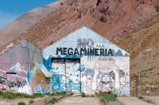 <p>Um mural antimineração em Mendoza, Argentina, onde as comunidades se opuseram às tentativas de reforma das leis da água para permitir a extração em larga escala (Imagem: Alamy)</p>