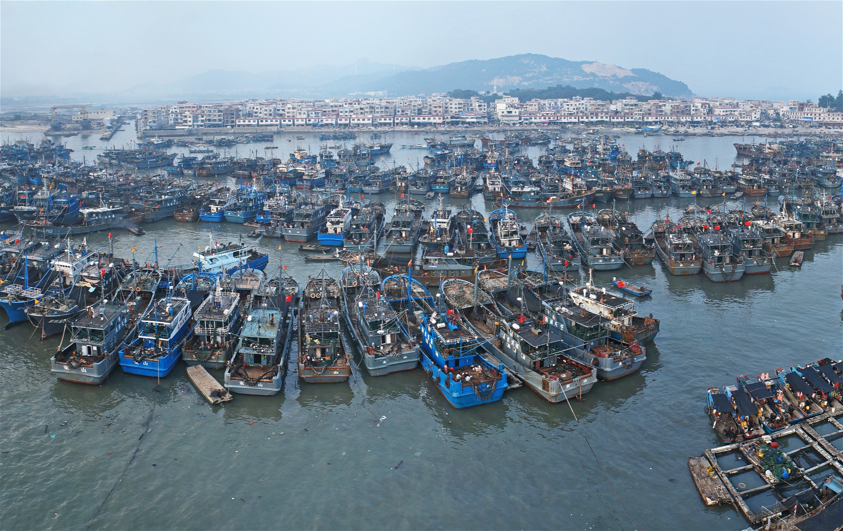<p>Fishing vessels moored in the port of Zhangzhou, Fujian Province, 31 July 2014. (Image by <a href="http://www.greenpeace.org/eastasia/news/blog/5-problems-with-chinas-distant-water-fishing-/blog/57210/" target="_blank" rel="noopener">Wen Wenyu / Greenpeace</a>)</p>