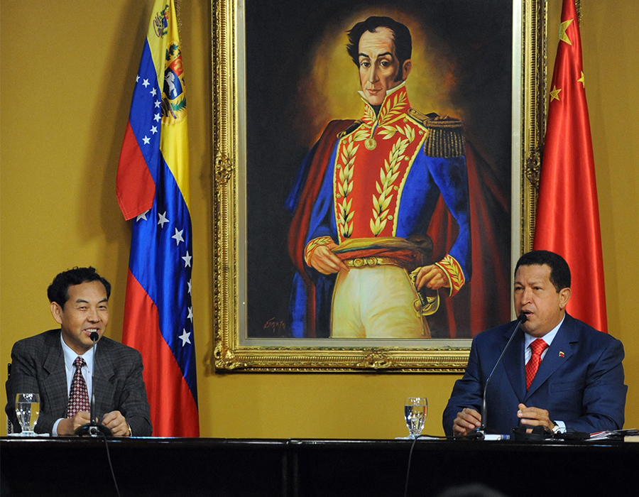 O presidente venezuelano Hugo Chávez com o embaixador chinês na Venezuela, Zhau Rongxian