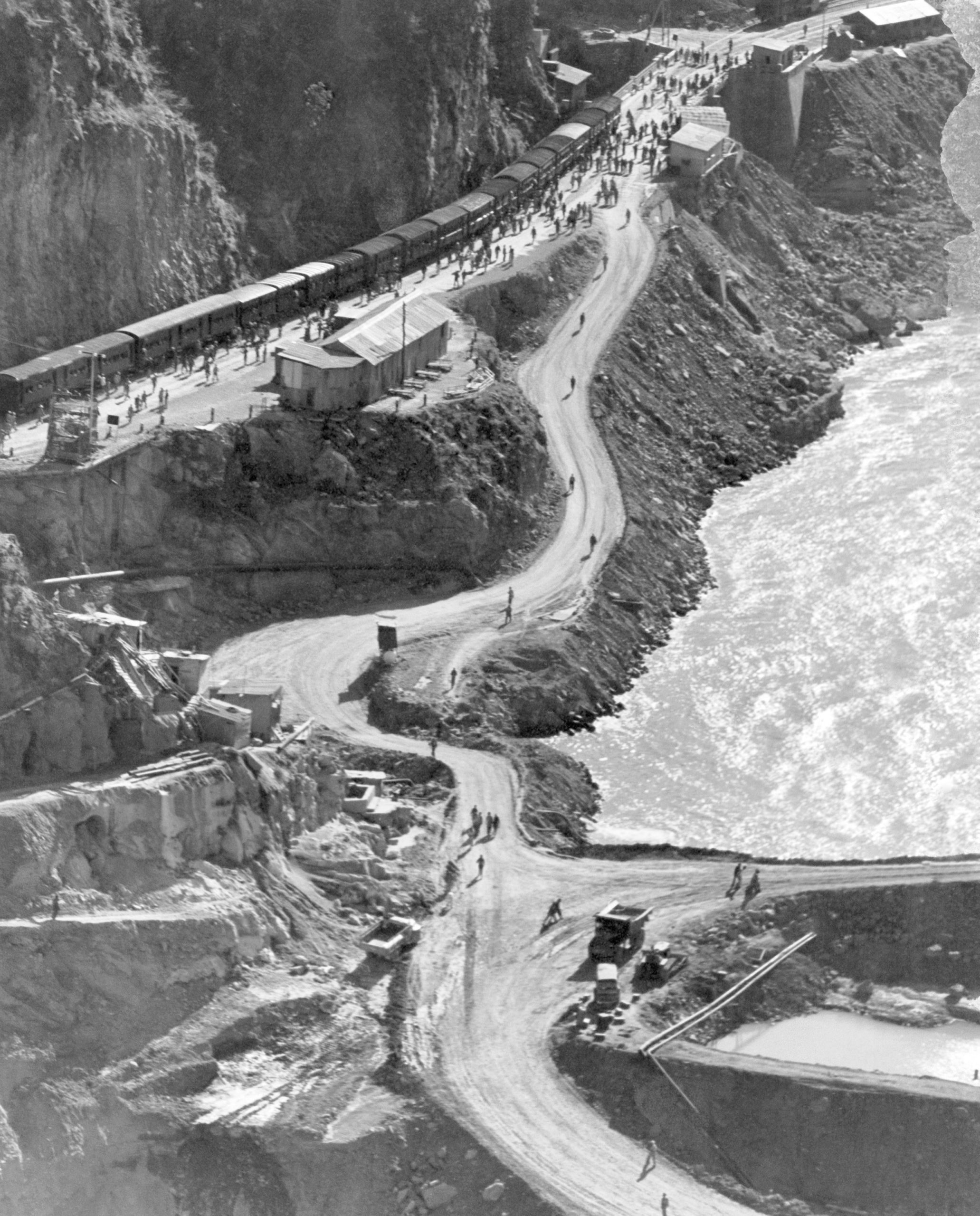 1950s construction of Bhakra Dam at Bilaspur Himanchal Pradesh [image: Alamy]