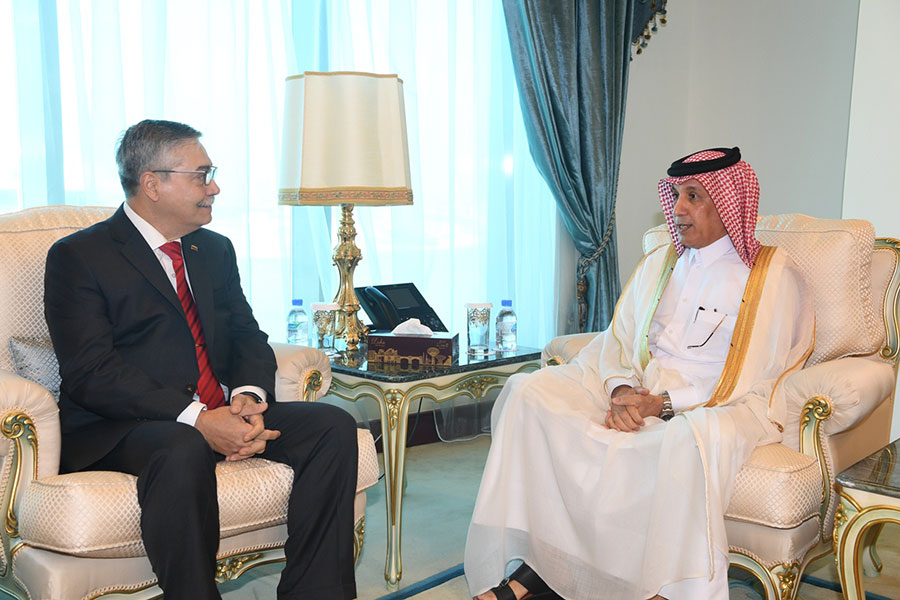 Yoffreda (à esquerda) e embaixador da Venezuela no Qatar. 