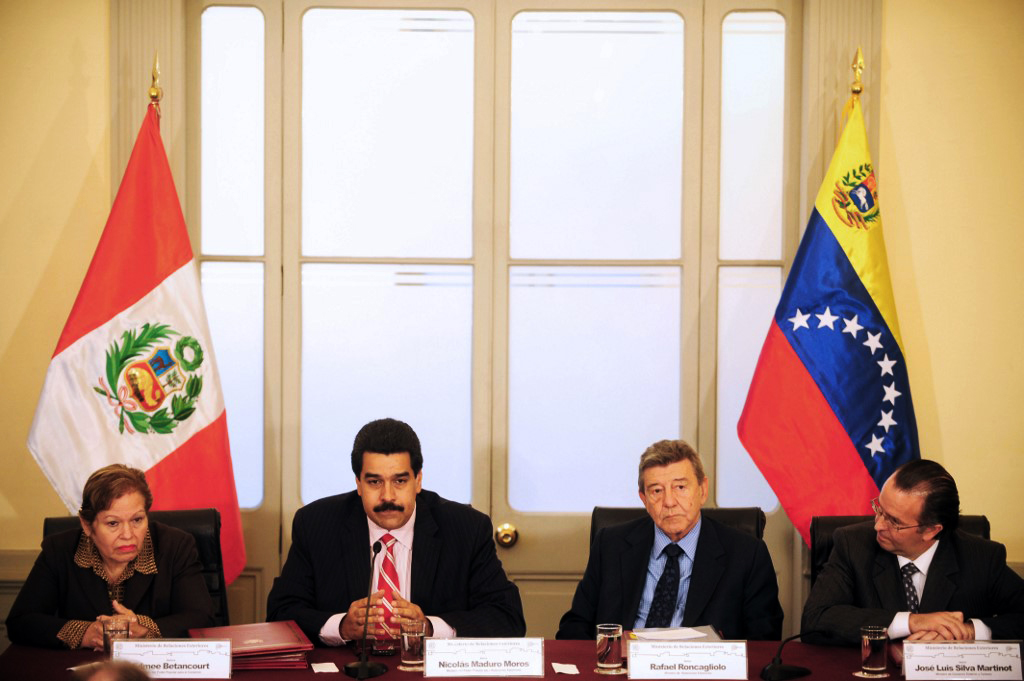 Edmée Betancourt, Nicolás Maduro, Rafael Roncagliolo y José Luis Silva Martinot