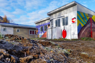<p>A school heated with geothermal energy in southern Chile. A mural painted by the students shows the process of geothermal energy (image CEGA)</p>