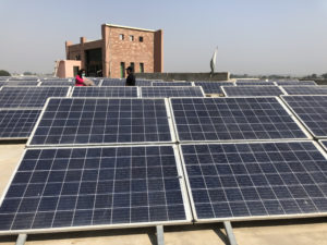 <p> حیدرآباد ، سندھ میں ماروی گارڈن مدر اینڈ چائلڈ ہیلتھ سنٹر کے اوپر 144 شمسی پینل [ تصویر بشکریہ زوفین ابراہیم]</p>