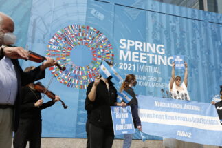 <p>La ONG Avaaz realizó una protesta en la sede del FMI en Washington. Una activista se vistió de Eva Perón y pidió a los países desarrollados que paguen su deuda ecológica (imagen Avaaz)</p>