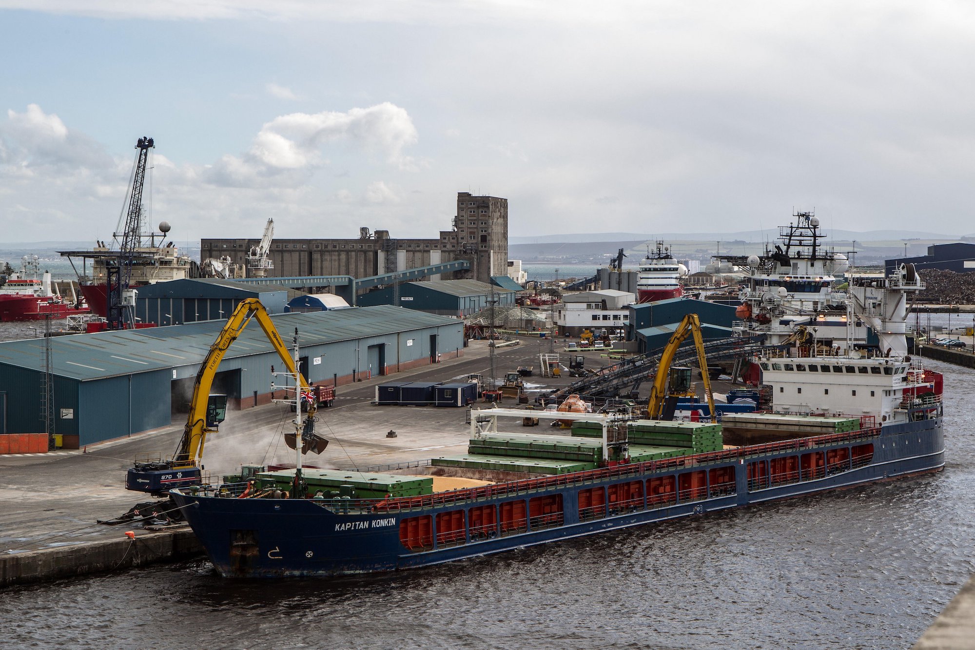 Descarga de un petrolero en el puerto de Montevideo