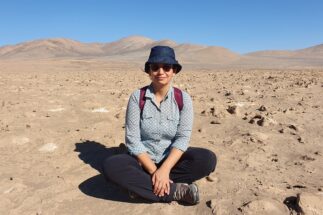 <p>Cristina Dorador colhe amostras na salina de Huasco. Ela estuda a alta diversidade microbiana nas salinas chilenas e agora espera ser uma das 155 pessoas que elaborarão a nova constituição do Chile (imagem: Cristina Dorador)</p>