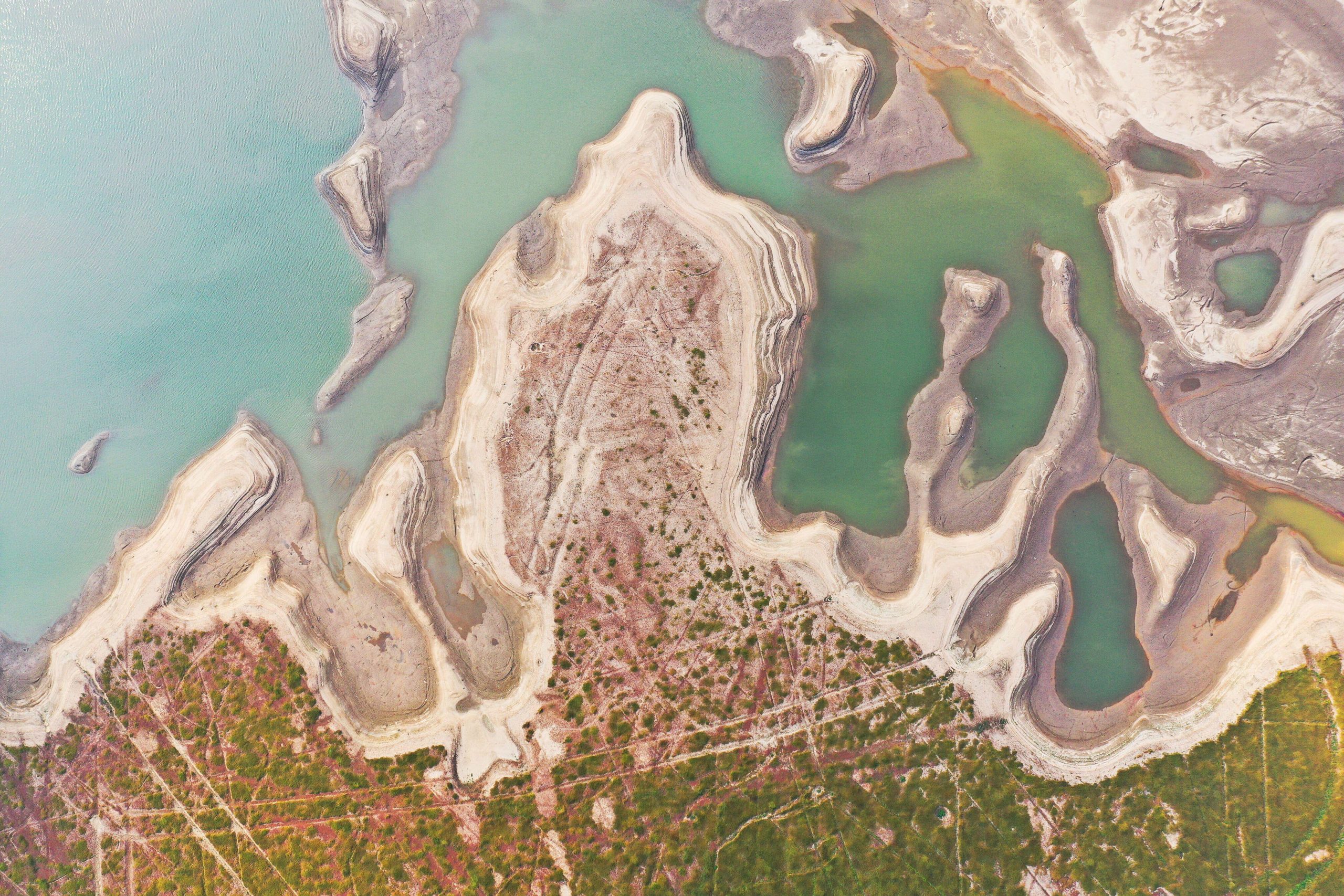 <p>2019年旱季的鄱阳湖局部。图片来源：Alamy</p>