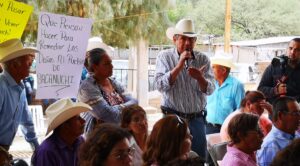 <p>Reunião pública na comunidade de Bacanuchi, Sonora, onde foi construída uma barragem de rejeitos. Foto: Cortesia: María Fernanda Wray/PODER.</p>