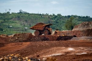 <p>印度尼西亚南苏拉威西（South Sulawesi）的镍矿。这个行业在毁林、污染和用工环境等方面劣迹斑斑。图片来源：Hariandi Hafid / Alamy</p>