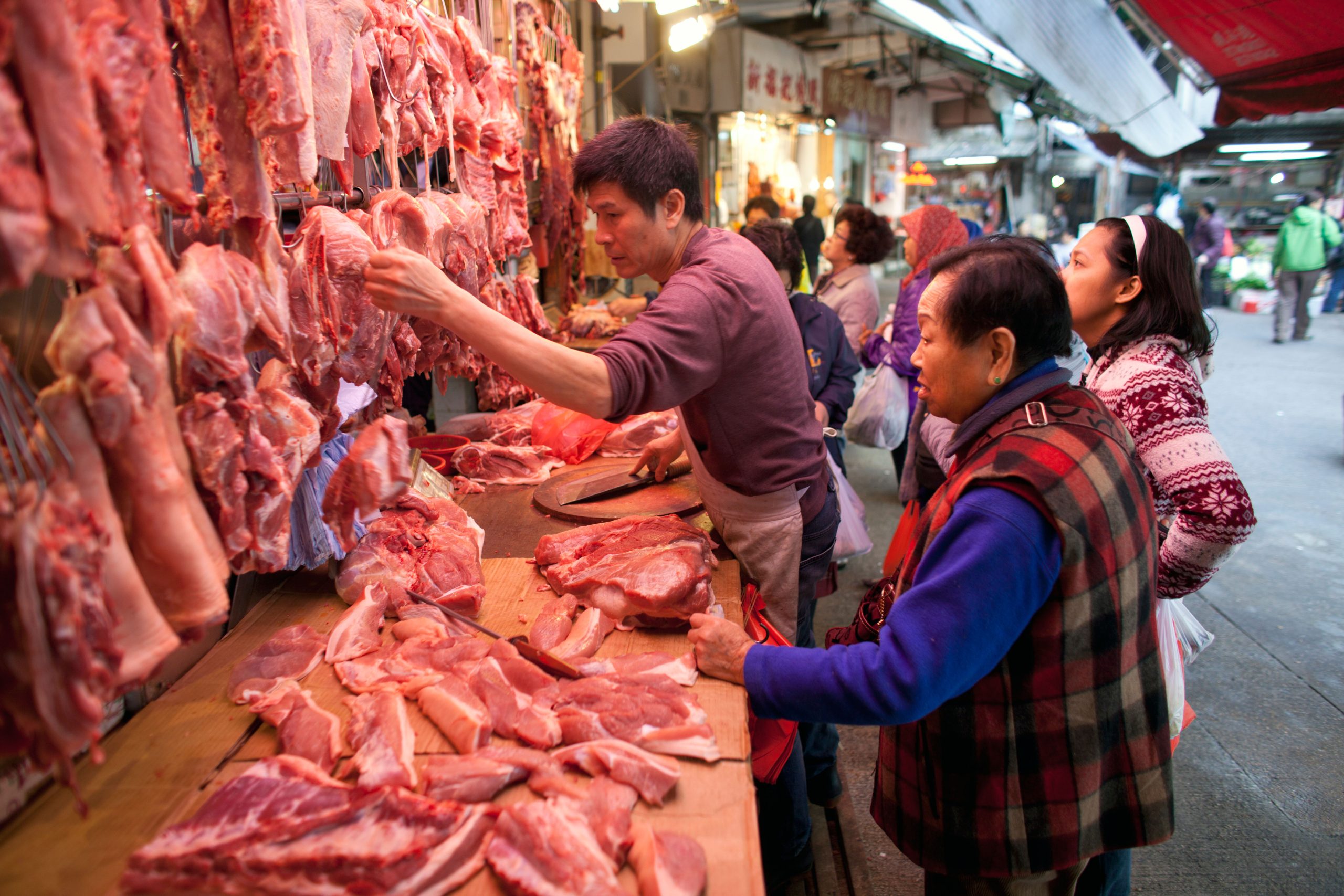 pessoas comprando carne em um mercado na China