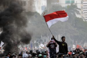 <p>2020年10月，一名抗议者在反对《综合法》的示威中挥舞印度尼西亚国旗。图片来源: Alamy</p>