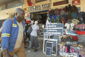 <p>津巴布韦东部穆塔雷市（Mutare）的市中心，商店里正在出售的廉价太阳能电池板。图片来源：<a href="https://www.kbmpofu.com/">KB Mpofu</a> / 中外对话</p>