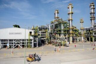 <p>México ha seguido adelante con importantes inversiones en el sector petrolero, incluida la refinería Dos Bocas en Tobasco, a pesar de los riesgos financieros y climáticos (imagen: Presidencia de la República Mexicana / Flickr)</p>